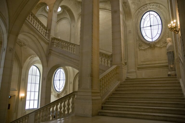 Vitraux lumineux de François Morellet dans l’escalier Lefuel du Louvre