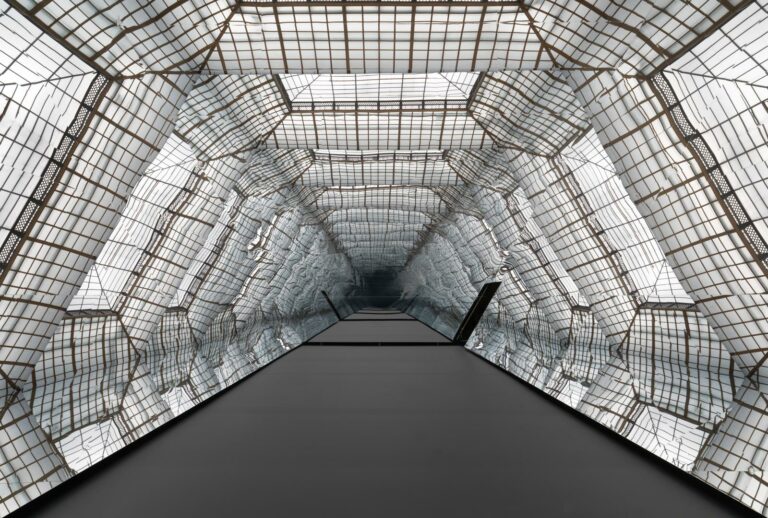 Installation de miroirs et de lumière d’Olafur Eliasson