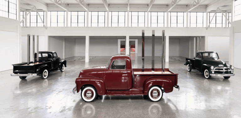 Truck Trilogy de Walter De Maria, trois pickups Chevrolet transformés en sculptures