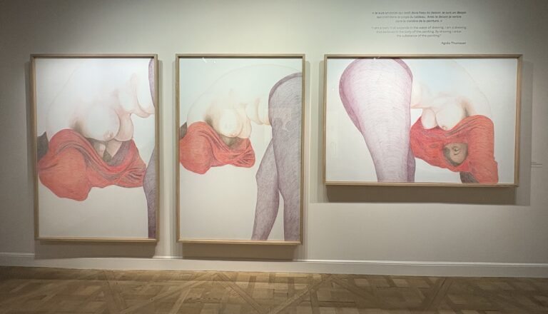 Agnès Thurnauer devant une œuvre de l’exposition Correspondances au musée Cognacq-Jay