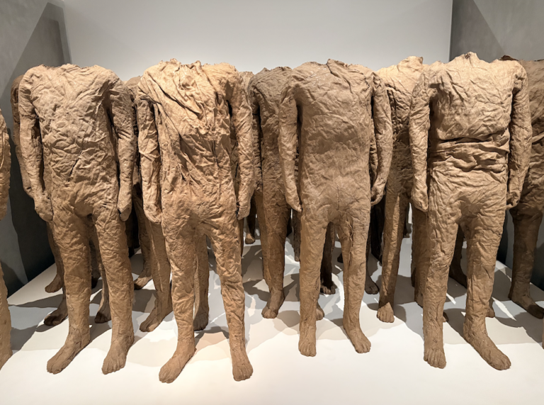 Sculpture textile monumentale de Magdalena Abakanowicz