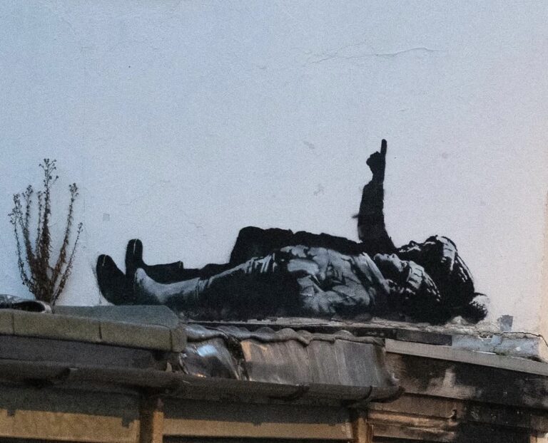 Pochoir de Banksy associé à l’enquête sur l’identité de l’artiste en 2026