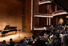 Salle Cortot avec piano à queue et public installé dans les gradins