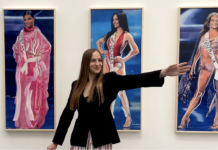 Gretchen Andrew devant une œuvre mêlant peinture, métadonnées et stratégie numérique