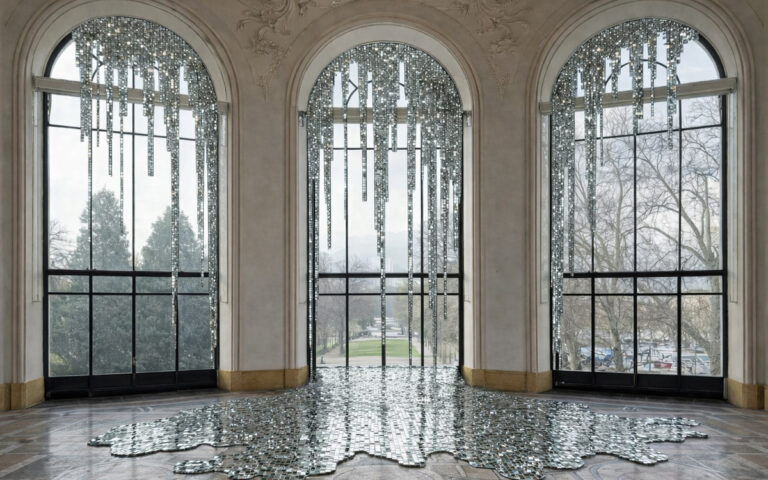 Installation Liquid Mirror de Mathias Kiss sous la verrière du Petit Palais à Paris