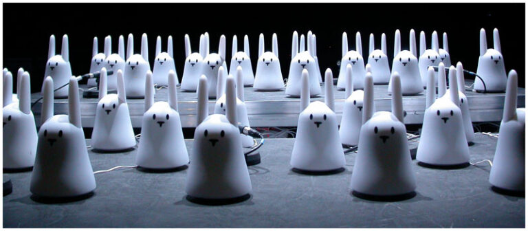 Lapins connectés participant à l’opéra numérique Nabaz’mob