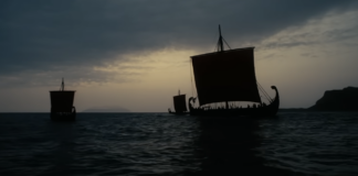 Trois navires antiques naviguent au crépuscule, évocation de L’Odyssée