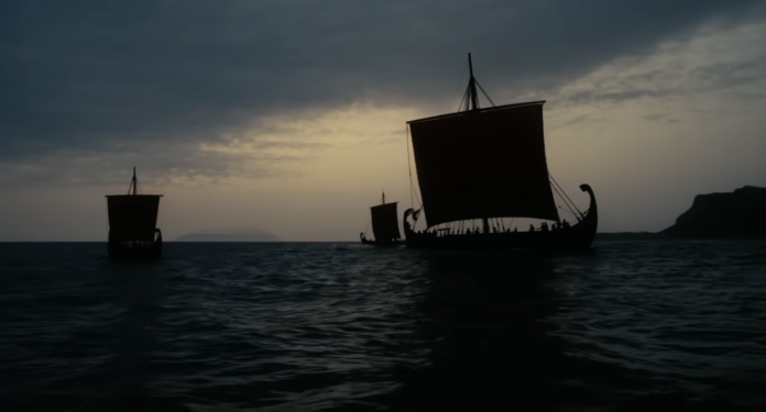 Trois navires antiques naviguent au crépuscule, évocation de L’Odyssée