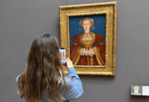 Visiteur utilisant la réalité augmentée Snapchat devant une œuvre du Louvre