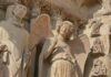 L'Ange au Sourire, dénommé aussi Sourire de Reims, est une statue sculptée vers 1240[1]. Cette statue se trouve à gauche du portail nord de la façade occidentale de la cathédrale de Reims.