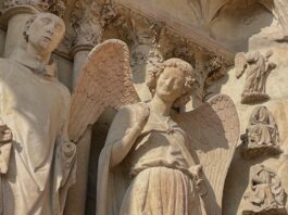 L'Ange au Sourire, dénommé aussi Sourire de Reims, est une statue sculptée vers 1240[1]. Cette statue se trouve à gauche du portail nord de la façade occidentale de la cathédrale de Reims.