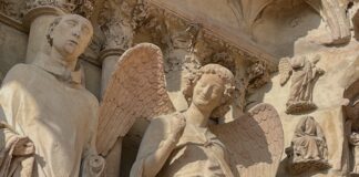 L'Ange au Sourire, dénommé aussi Sourire de Reims, est une statue sculptée vers 1240[1]. Cette statue se trouve à gauche du portail nord de la façade occidentale de la cathédrale de Reims.