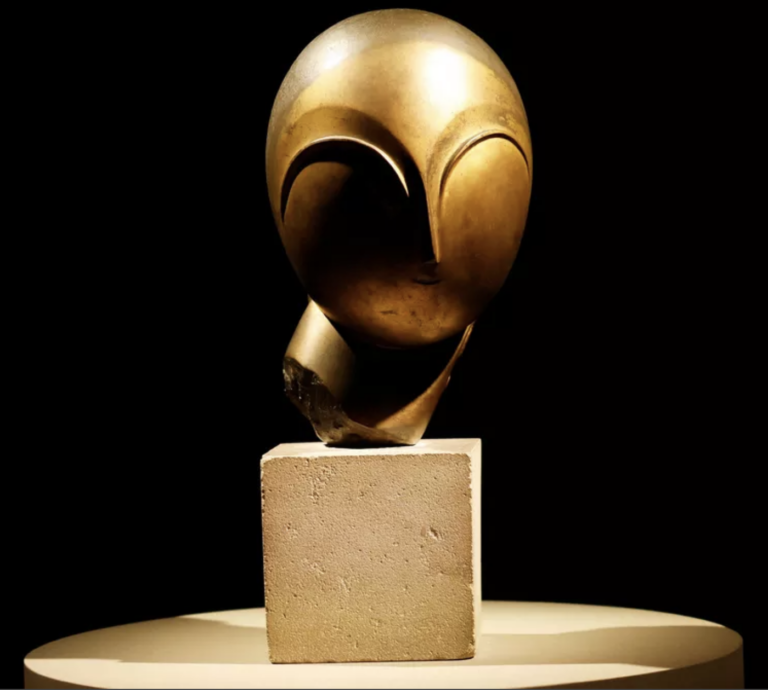 La Danaïde de Constantin Brancusi, sculpture en bronze doré sur fond noir