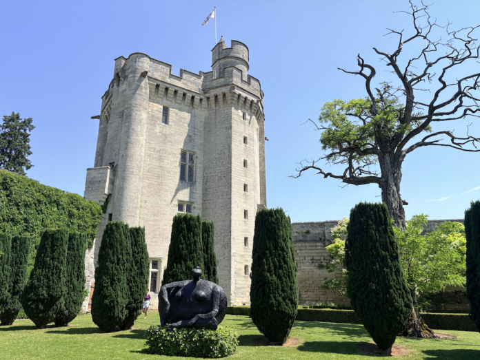 Au Donjon de Vez, Francis Briest fait dialoguer huit siècles d'histoire et la création contemporaine