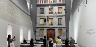 Leandro Erlich au Grand Palais - Les visiteurs semblent être en suspension sur la façade grâce à l’utilisation d’un miroir géant orienté à 45 degrés.