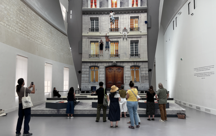 Leandro Erlich au Grand Palais - Les visiteurs semblent être en suspension sur la façade grâce à l’utilisation d’un miroir géant orienté à 45 degrés.