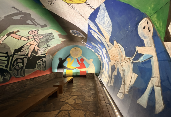 C’est en 1952, dans son atelier du Fournas à Vallauris, que Picasso réalise La Guerre et la Paix.