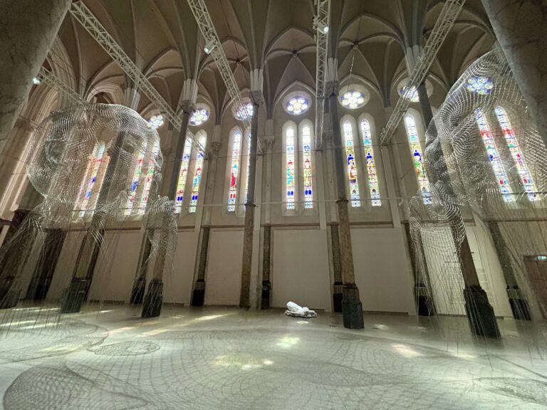 Les Invisibles de Jaume Plensa, deux visages monumentaux en maille au Carré Sainte-Anne