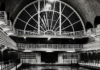 Grand hall Art déco du musée La Piscine à Roubaix photographié en noir et blanc