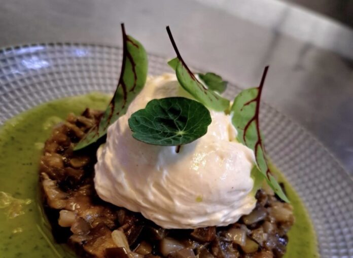Restaurant Boumaï - Tartare d'aubergines, fenouil, mousse de chèvre, timut et huile de basilic