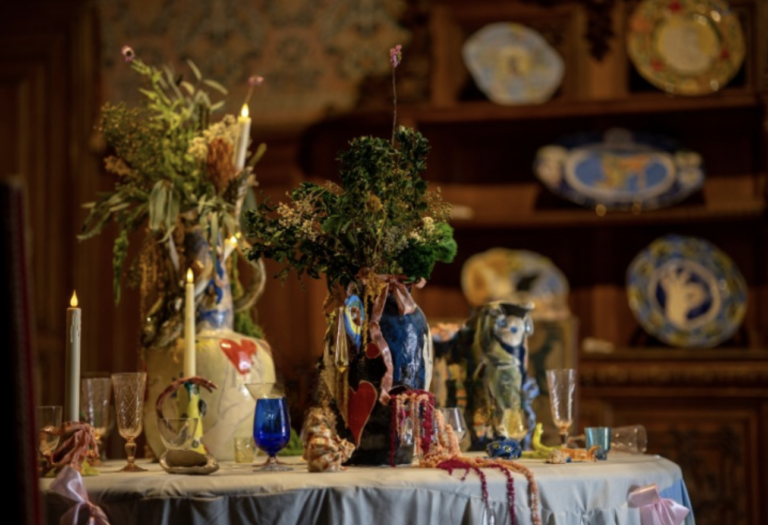 Table dressée avec céramiques et compositions végétales de Camille Chastang au château de La Roche-Guyon