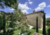Première adresse italienne de Fontenille Collection, ouverte en 2023 et Relais & Châteaux, la demeure s'adosse à l'église romane Santa Maria Novella