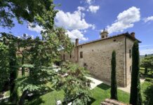 Première adresse italienne de Fontenille Collection, ouverte en 2023 et Relais & Châteaux, la demeure s'adosse à l'église romane Santa Maria Novella