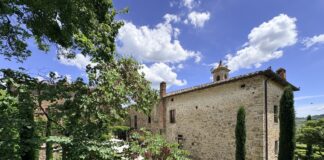Première adresse italienne de Fontenille Collection, ouverte en 2023 et Relais & Châteaux, la demeure s'adosse à l'église romane Santa Maria Novella