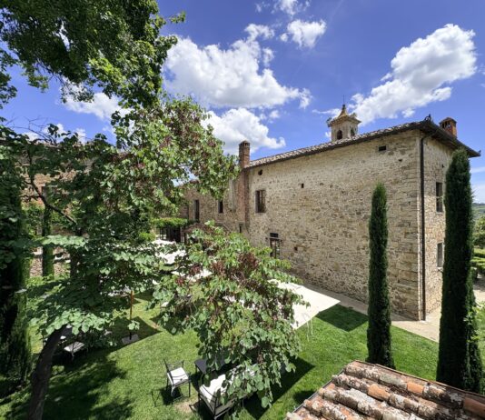 Première adresse italienne de Fontenille Collection, ouverte en 2023 et Relais & Châteaux, la demeure s'adosse à l'église romane Santa Maria Novella