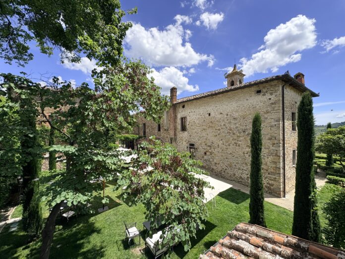 Première adresse italienne de Fontenille Collection, ouverte en 2023 et Relais & Châteaux, la demeure s'adosse à l'église romane Santa Maria Novella
