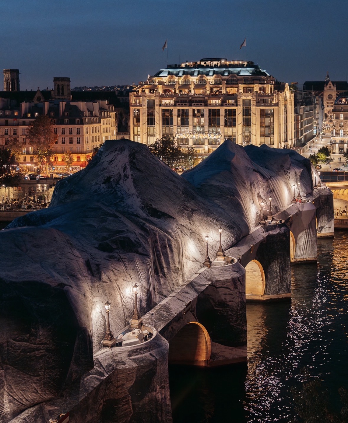 La Caverne de JR Instagram @toits_de_paris