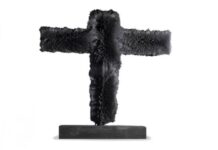 La croix noire en ferrite magnétique de Lydie Arickx