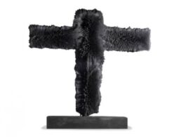 La croix noire en ferrite magnétique de Lydie Arickx