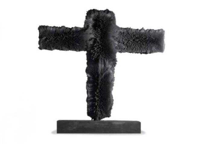 La croix noire en ferrite magnétique de Lydie Arickx