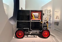 L'artiste ghanéen Paa Joe présente "Human - Machine, Renault Type B Palanquin" (2026) - photo AG