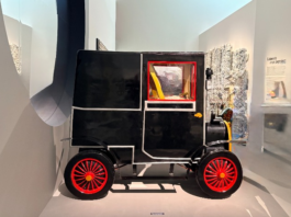 L'artiste ghanéen Paa Joe présente "Human - Machine, Renault Type B Palanquin" (2026) - photo AG