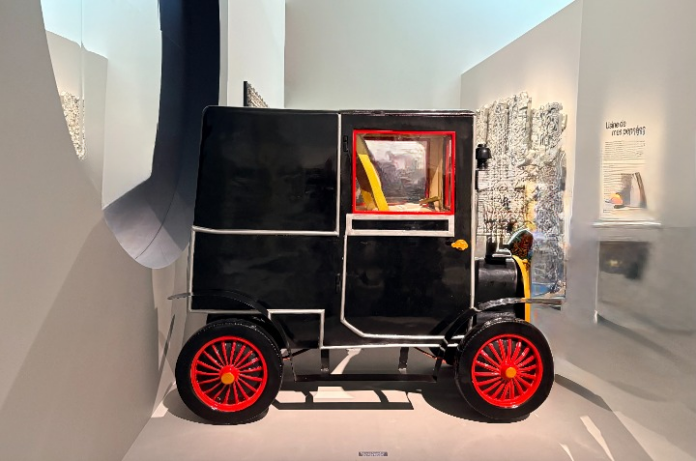 L'artiste ghanéen Paa Joe présente "Human - Machine, Renault Type B Palanquin" (2026) - photo AG