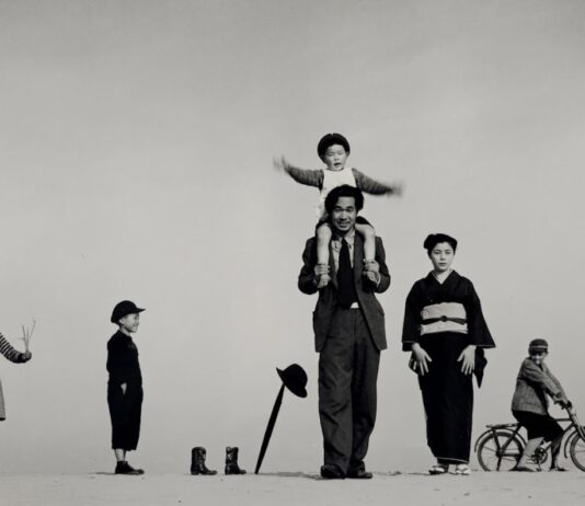 Shōji Ueda, "Papa, maman et les enfants" (1949) - Courtesy Wilson Centre for Photography