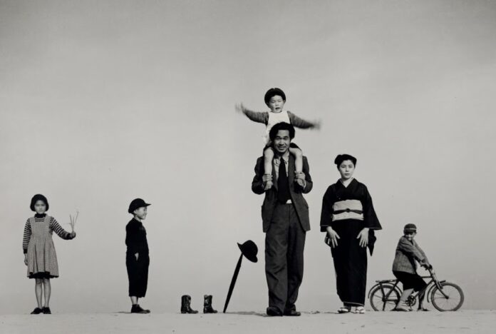 Shōji Ueda, "Papa, maman et les enfants" (1949) - Courtesy Wilson Centre for Photography