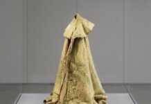 Jean-Michel Othoniel, "La cape du torero mort" (1991) - collection du Château du Rivau