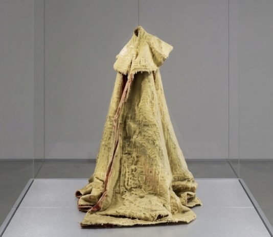 Jean-Michel Othoniel, "La cape du torero mort" (1991) - collection du Château du Rivau