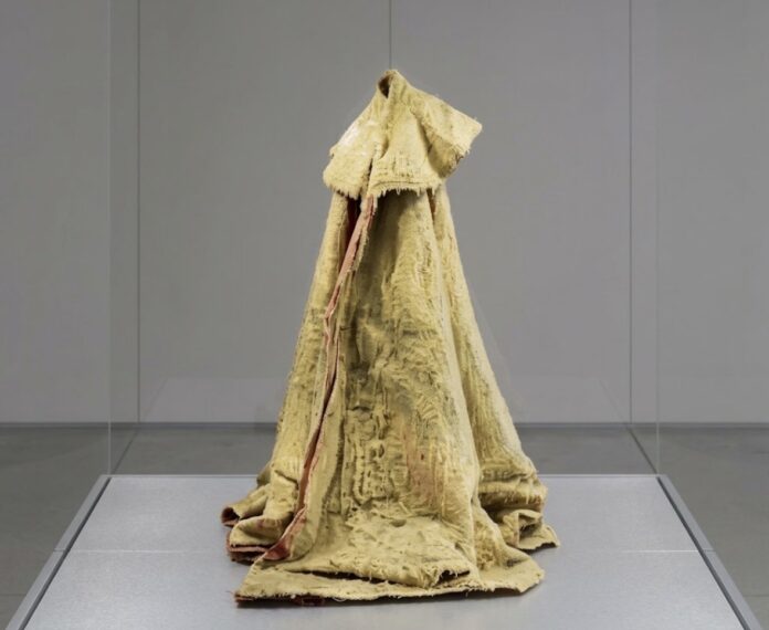 Jean-Michel Othoniel, "La cape du torero mort" (1991) - collection du Château du Rivau