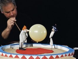 Le Grand cirque Calder de Jean Painlevé est le premier film tourné sur le célèbre cirque miniature fabriqué à Paris par Calder entre 1926 et 1931.