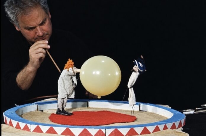 Le Grand cirque Calder de Jean Painlevé est le premier film tourné sur le célèbre cirque miniature fabriqué à Paris par Calder entre 1926 et 1931.