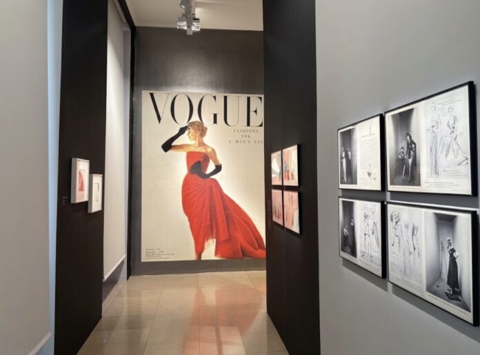 Irving Penn a profondément marqué l’histoire de la photographie de mode grâce à sa collaboration de plus de soixante ans avec le magazine Vogue.