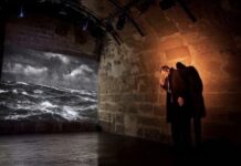 Xavier Béja sur scène dans la pièce "Jean Zay, l'homme complet" au théâtre Essaion à Paris.
