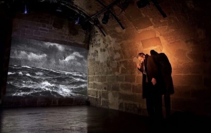 Xavier Béja sur scène dans la pièce "Jean Zay, l'homme complet" au théâtre Essaion à Paris.