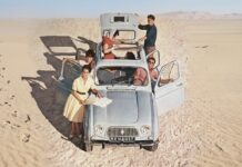 Affiche publicitaire de 1963 mettant en scène six passagers autour de la Renault 4L réputée pour son habitabilité.
