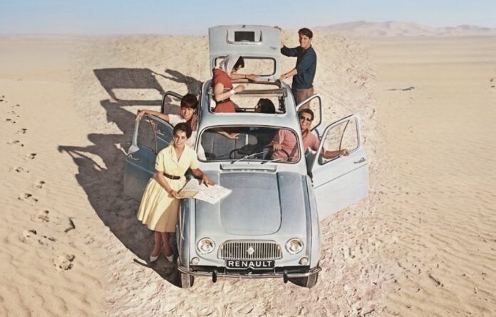 Affiche publicitaire de 1963 mettant en scène six passagers autour de la Renault 4L réputée pour son habitabilité.
